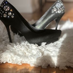 Rock & Republic leather pumps w/ Swarovski crystal